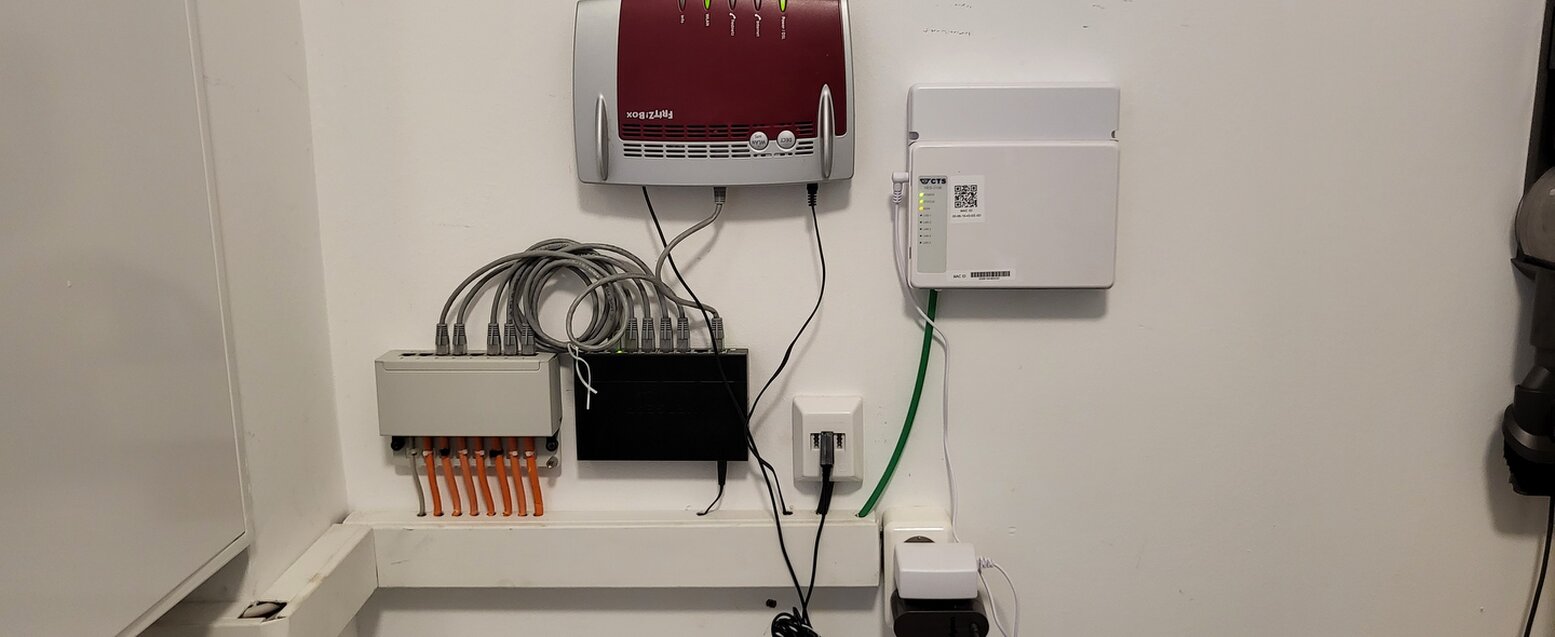 WLAN-Router wird im Wohnzimmer eingerichtet