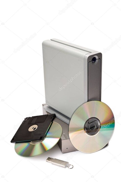 Externe Festplatte wird zur Datensicherung an einen PC angeschlossen