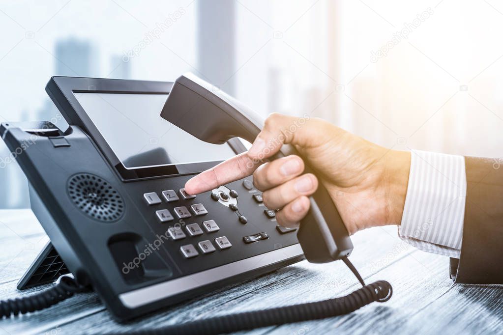 Kunde ruft den PC-Notdienst am Telefon an