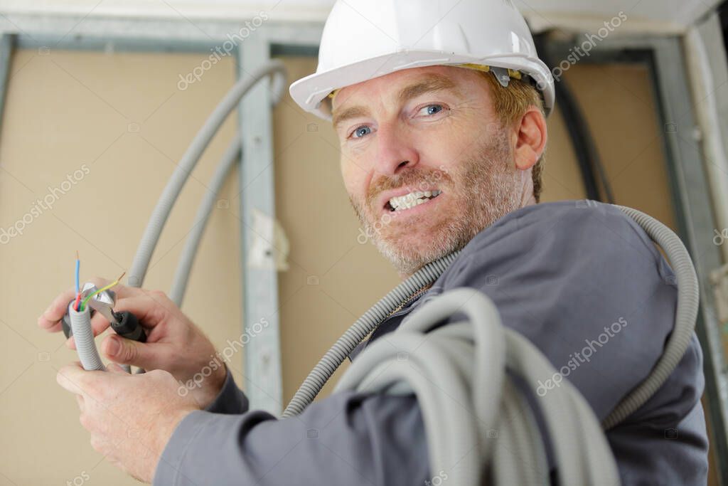 Techniker arbeitet vor Ort an einem PC-System